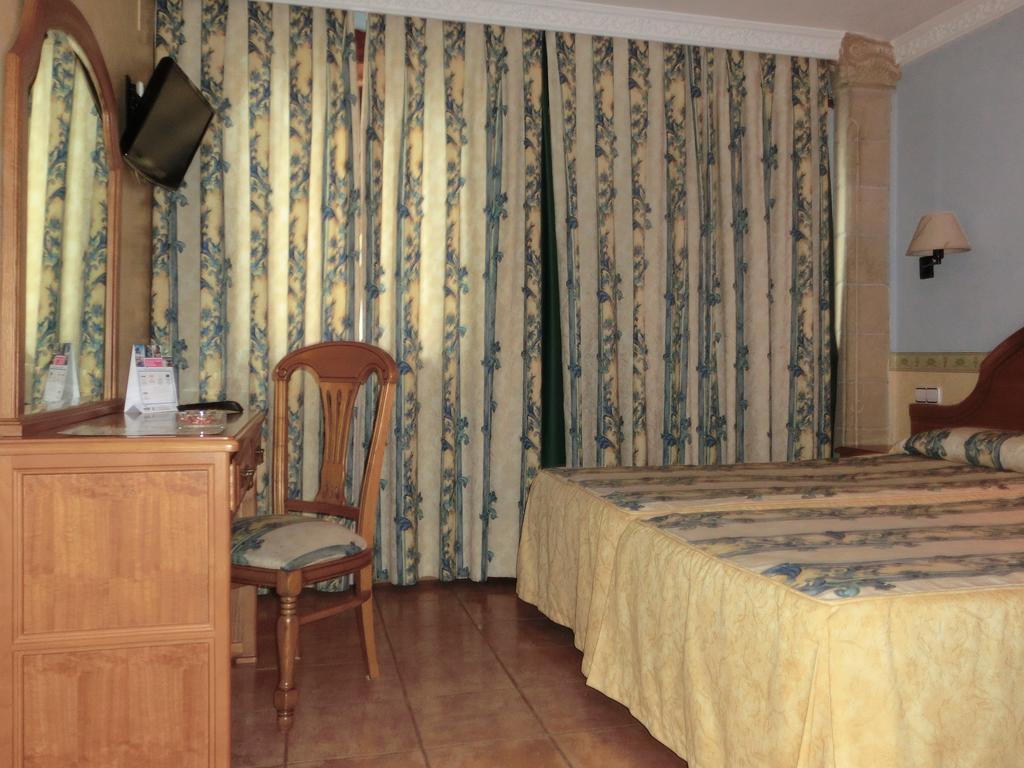 Hotel Las Ruedas Laredo Zimmer foto